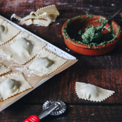 Ravioli ricotta e spinaci with tools