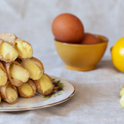 deliciuos cannoli with lemon cream