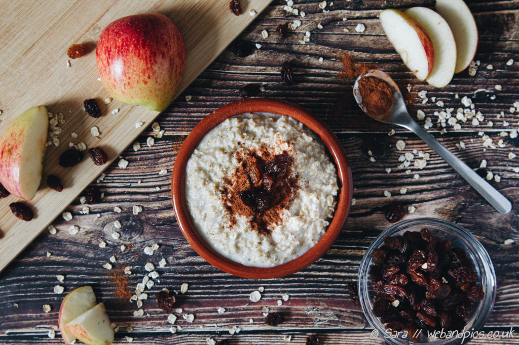 Apple, sultana and cinnamon porridge