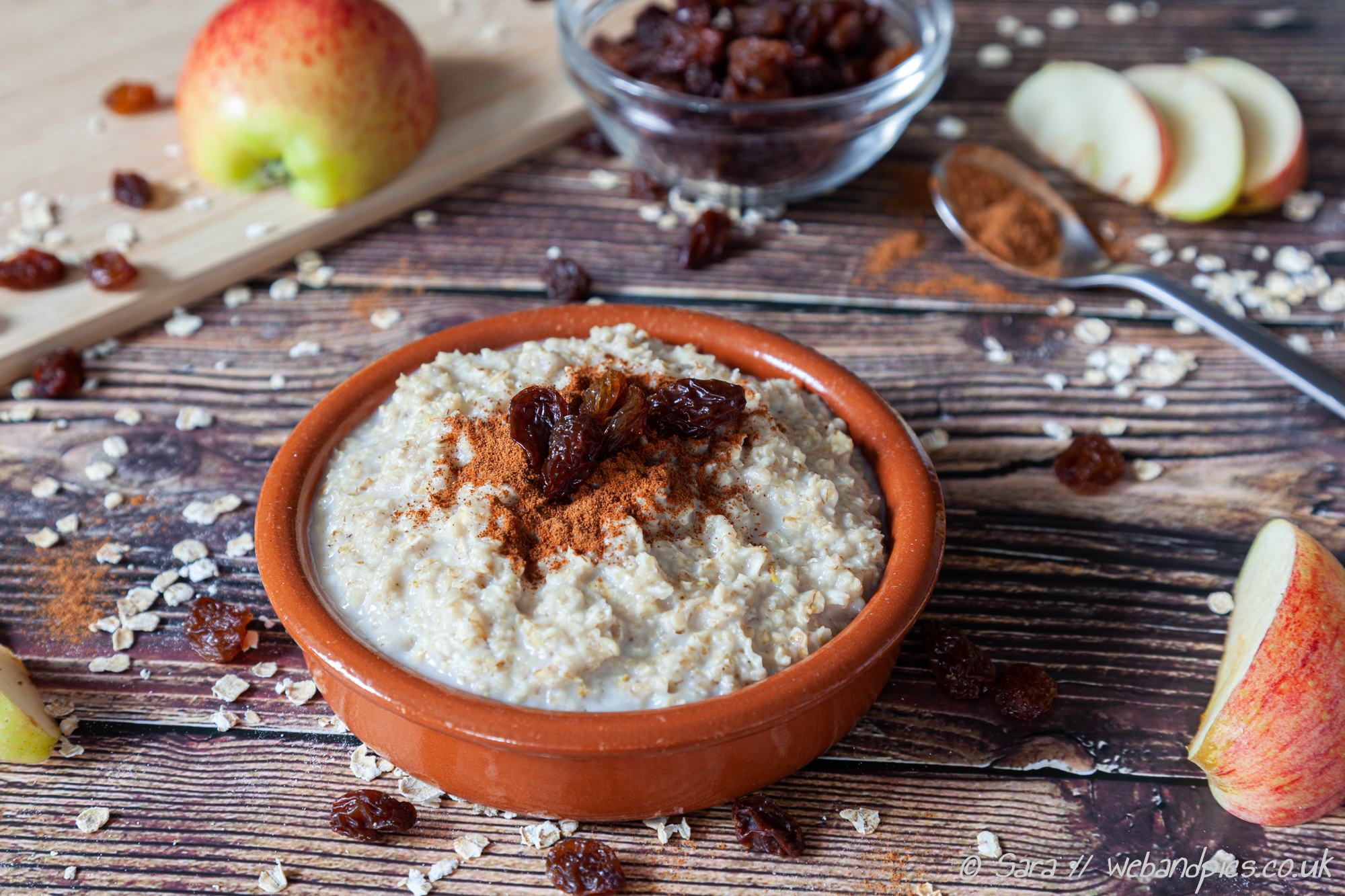 Apple, sultana and cinnamon porridge