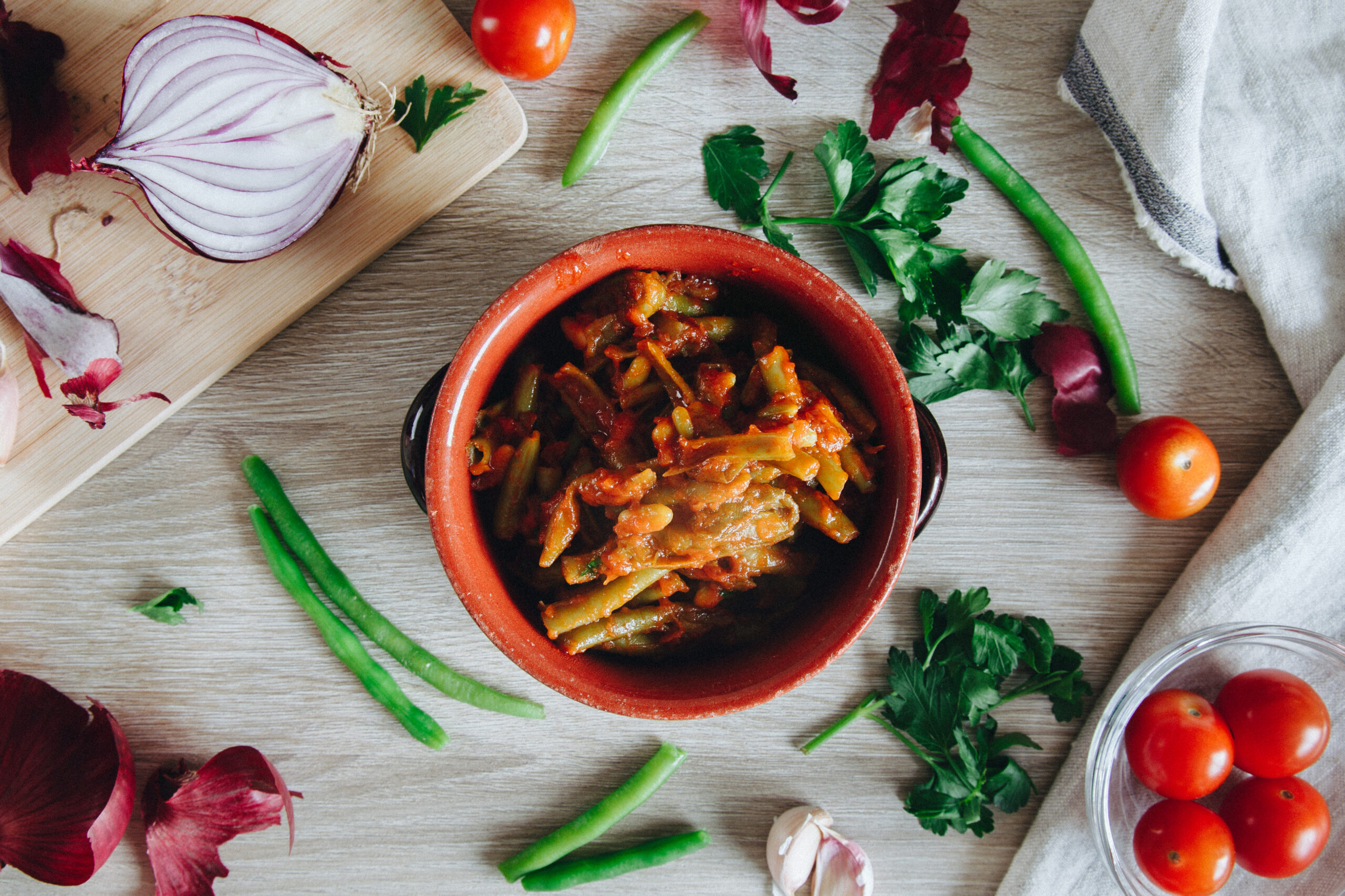 fine green beans in tomato sauce